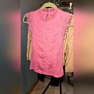 Contrast Lace Tank Top w/ Keyhole Back